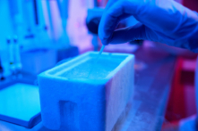 Nhân viên phòng thí nghiệm nhúng phôi thai vào bể nitơ lỏng. (Ảnh: YAKOBCHUK VIACHESLAV/Shutterstock)