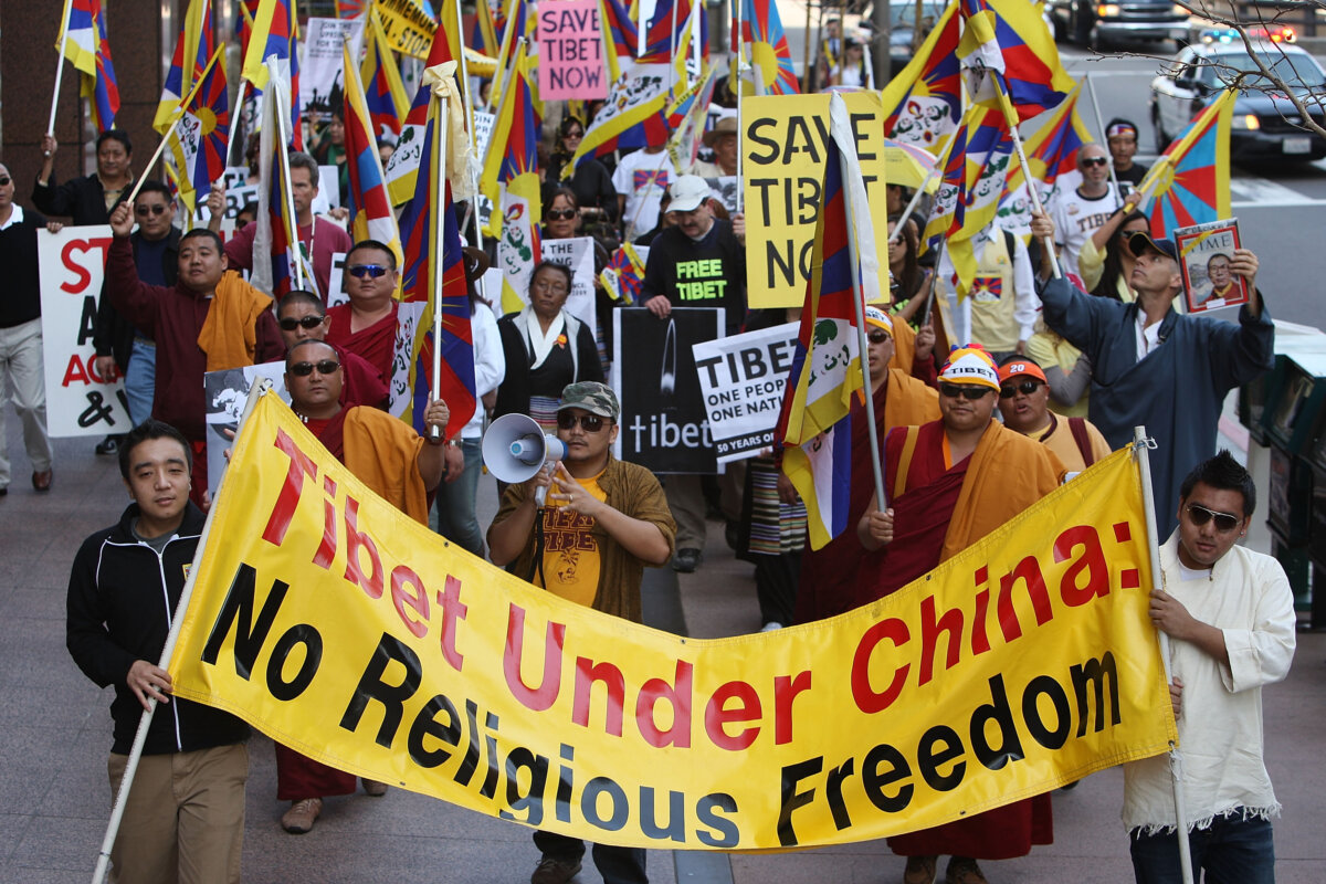 Các thành viên và những người ủng hộ Hiệp hội Tây Tạng Nam California và nhóm Những người bạn của Tây Tạng ở Los Angeles tuần hành nhân dịp 50 năm cuộc nổi dậy đầu tiên của người Tây Tạng nhằm phản đối sự cai trị của Trung Quốc và việc Đạt Lai Lạt Ma thứ 14 trốn thoát lưu vong ở Los Angeles, California, vào ngày 10/03/2009. (Ảnh: David McNew/Getty Images)