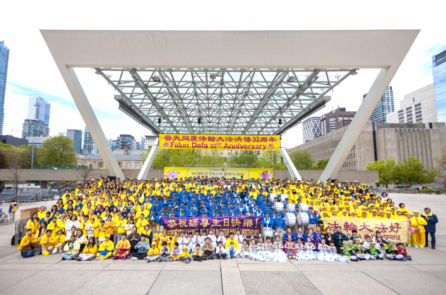 Hàng trăm người tề tựu tại Toronto để kỷ niệm 32 năm Ngày Pháp Luân Đại Pháp Thế giới