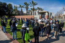 Sinh viên Trung Quốc và những người ủng hộ họ tổ chức lễ tưởng niệm bác sĩ Lý Văn Lượng (Li Wenliang) bên ngoài khuôn viên trường UCLA ở Westwood, California, vào ngày 15/02/2020. (Ảnh: Mark Ralston/AFP qua Getty Images)