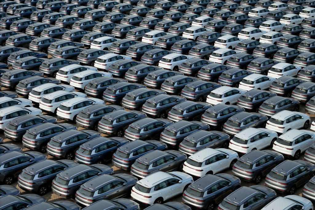 Xe điện BYD đang chờ được chất lên tàu để xuất cảng tại cảng Yên Đài, tỉnh Sơn Đông, miền đông Trung Quốc, hôm 18/04/2024. (Ảnh: STR/AFP qua Getty Images)
