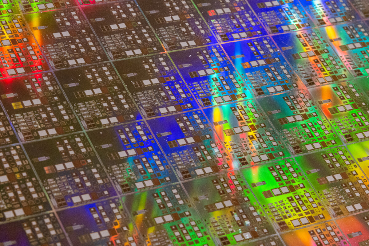 Một tấm wafer silicon được trưng bày tại Viện nghiên cứu Vi mạch bán dẫn Đài Loan ở Tân Trúc, Đài Loan, hôm 16/09/2022. (Ảnh: Annabelle Chih/Getty Images)