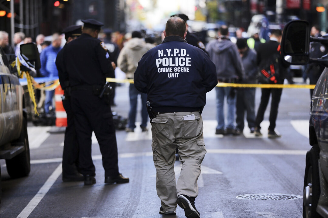 Cảnh sát đứng tại hiện trường một vụ nổ súng ở trung tâm thành phố khiến một người thiệt mạng và hai người khác bị thương, vào ngày 09/11/2015 tại thành phố New York. (Ảnh: Spencer Platt/Getty Images)