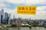 Một biểu ngữ có nội dung “Pháp Luân Đại Pháp Hảo” bay trên sông Hudson ở New York, hôm 13/05/2024. (Ảnh: Larry Dye/The Epoch Times)