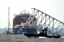 Một tàu tuần tra của Cơ quan Giao thông Vận tải Maryland đi qua khu vực sông Patapco gần nơi các nhân viên đang chuẩn bị tiến hành phá hủy có kiểm soát một phần của Cầu Francis Scott Key rơi đè lên tàu chở hàng Dali ở Baltimore hôm 13/05/2024. (Ảnh: Roberto Schmidt/AFP qua Getty Images)