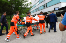 Nhân viên cứu hộ đưa Thủ tướng Slovakia Robert Fico, người bị thương vì bị bắn, đến bệnh viện ở thị trấn Banska Bystrica, miền trung Slovakia, hôm 15/05/2024. (Ảnh: Jan Kroslak/TASR qua AP)