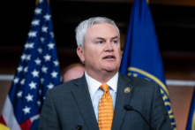 Dân biểu James Comer (Cộng Hòa-Kentucky) nói chuyện trong một cuộc họp báo ở Tòa nhà Quốc hội Hoa Kỳ ở Hoa Thịnh Đốn hôm 30/04/2024. (Ảnh: Madalina Vasiliu/The Epoch Times)