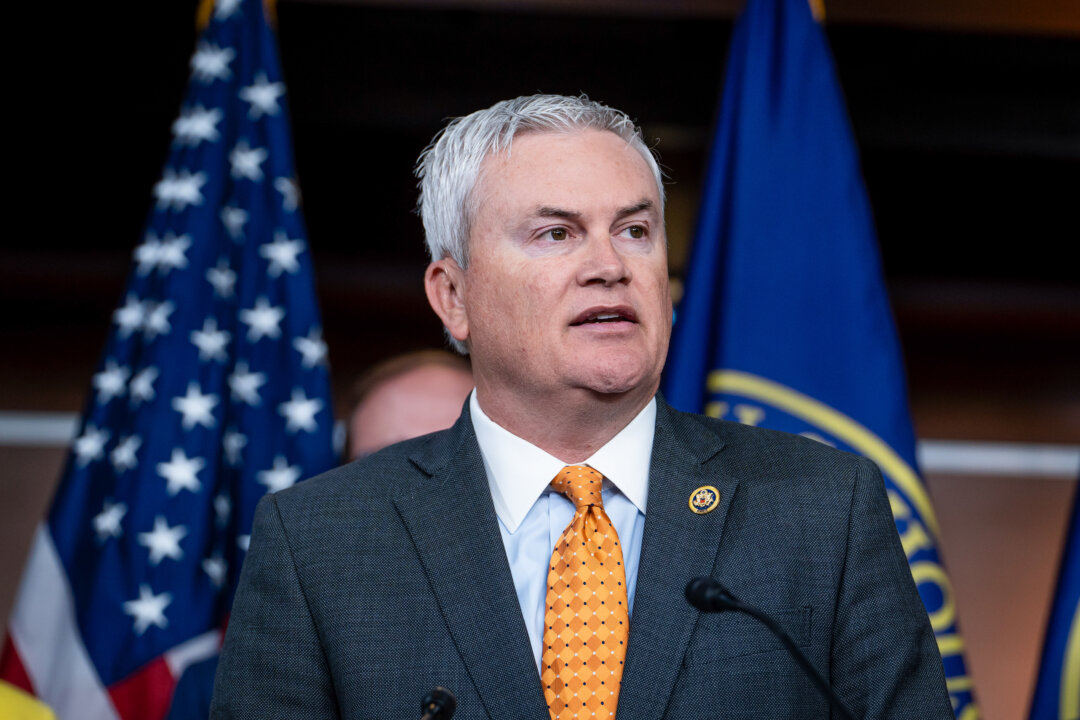 Dân biểu James Comer (Cộng Hòa-Kentucky) nói chuyện trong một cuộc họp báo ở Tòa nhà Quốc hội Hoa Kỳ ở Hoa Thịnh Đốn hôm 30/04/2024. (Ảnh: Madalina Vasiliu/The Epoch Times)