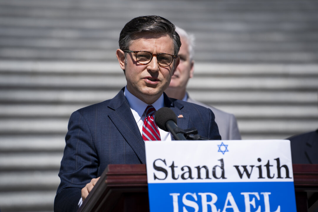 Chủ tịch Hạ viện Mike Johnson (Cộng Hòa-Louisiana) nói chuyện trong cuộc họp báo kêu gọi Thượng viện thông qua Đạo luật Viện trợ An ninh Israel bên ngoài trụ sở Hạ viện của Tòa nhà Quốc hội Hoa Kỳ hôm 16/05/2024. (Ảnh: Madalina Vasiliu/The Epoch Times)