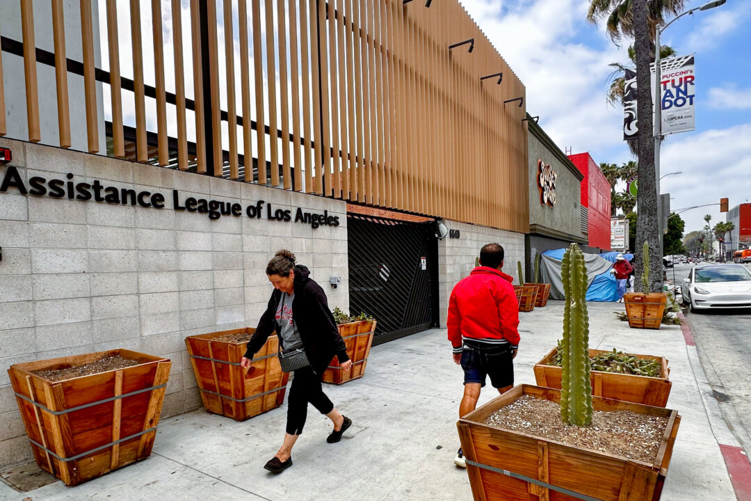 Những chậu cây xương rồng bên ngoài Liên đoàn Trợ giúp Los Angeles trên Đại lộ Sunset hôm 14/05/2024. (Ảnh: Jill McLaughlin/The Epoch Times)