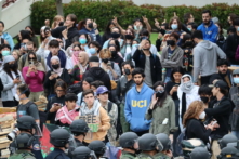 Cảnh sát đối mặt với các sinh viên và nhà hoạt động ủng hộ Palestine trong một cuộc biểu tình tại Đại học California–Irvine ở Irvine, California, hôm 15/05/2024. (Ảnh: May He/The Epoch Times)
