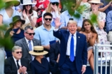 Cựu Tổng thống Donald Trump vẫy tay khi tham dự lễ tốt nghiệp của con trai ông, Barron Trump, tại Học viện Oxbridge ở Palm Beach, Florida, hôm 17/05/2024. (Ảnh: Giorgio Viera/AFP qua Getty Images)