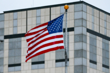 Một lá cờ tung bay trong gió tại đại sứ quán Hoa Kỳ trong một bức ảnh tư liệu. (Ảnh: Gleb Garanich/Reuters)