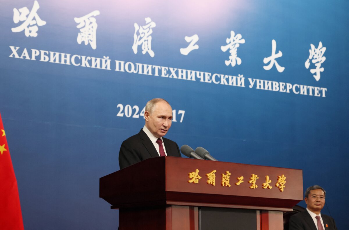 Tổng thống Nga Vladimir Putin gặp gỡ các sinh viên tại Học viện Công nghệ Cáp Nhĩ Tân ở thành phố Cáp Nhĩ Tân, phía đông bắc Trung Quốc, hôm 17/05/2024. (Ảnh: Mikhail Metzel/Pool/AFP qua Getty Images)