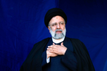 Tổng thống Iran Ebrahim Raisi thể hiện cử chỉ tôn trọng đám đông bằng cách đặt tay lên ngực trong tang lễ của những nạn nhân vụ đánh bom vào ngày thứ Tư tại thành phố Kerman, cách thủ đô Tehran, Iran 820 km (510 dặm) về phía đông nam, hôm 05/01/2024. (Ảnh: Vahid Salemi/AP Photo)