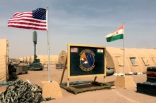 Quốc kỳ của Hoa Kỳ và Niger được treo cạnh nhau tại doanh trại dành cho nhân viên trợ giúp xây dựng Căn cứ Không quân Niger 201 ở Agadez, Niger, vào ngày 16/04/2018. (Ảnh: Carley Petesch/AP Photo)