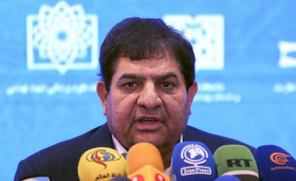 Phó tổng thống thứ nhất kiêm chủ tịch Quỹ Setad của Iran Mohammad Mokhber nói chuyện trong một cuộc họp báo, vào ngày 15/03/2021. (Ảnh: Atta Kenare/AFP qua Getty Images)