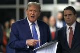 Cựu TT Donald Trump nói chuyện với giới truyền thông sau khi rời khỏi tòa án giữa phiên tòa xét xử với cáo buộc che đậy các khoản thanh toán tiền bịt miệng, tại Tòa án Hình sự Manhattan, hôm 20/05/2024. (Ảnh: Sarah Yenesel-Pool/Getty Images)