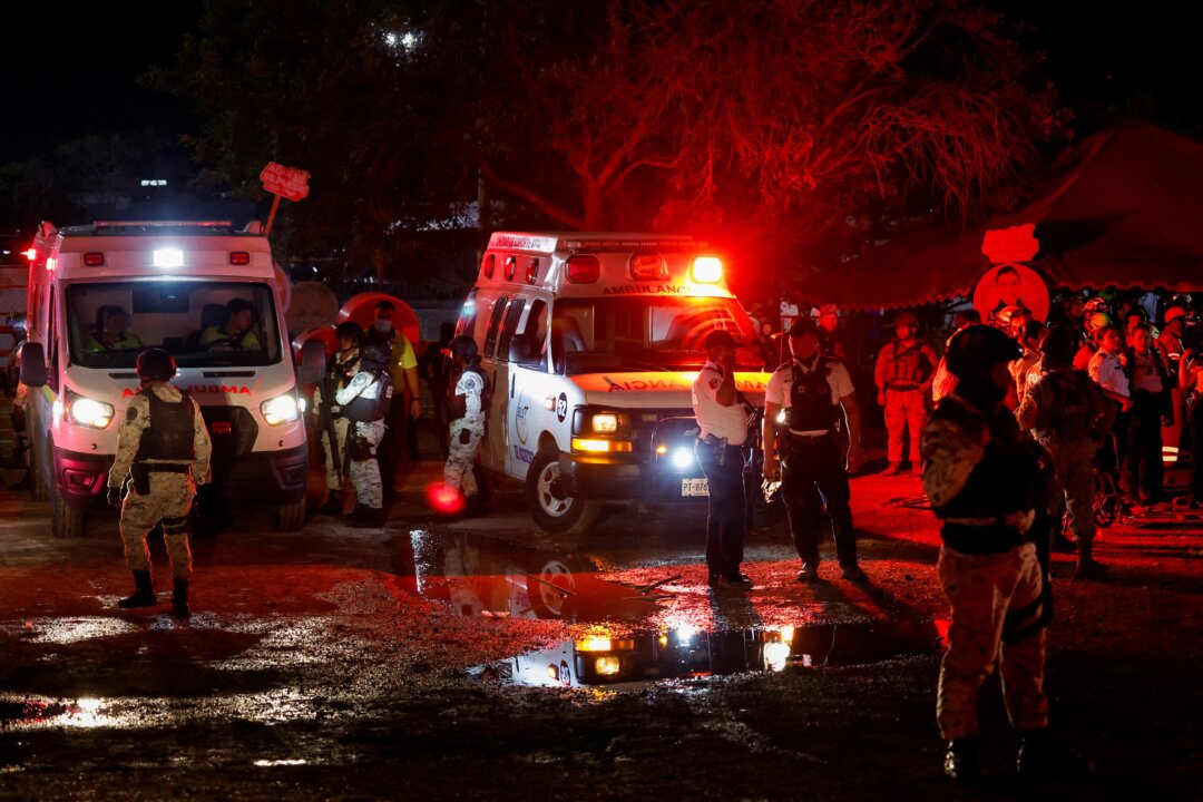 Các binh sĩ đứng gần xe cứu thương sau khi một cơn gió mạnh làm sập một công trình ở San Pedro Garza Garcia, Nuevo Leon, Mexico, hôm 22/05/2024. (Ảnh: Daniel Becerril/Reuters)