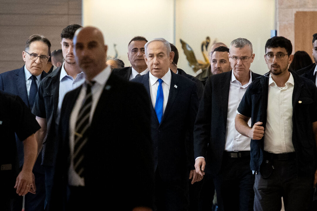 Thủ tướng Israel Benjamin Netanyahu (giữa) đến dự một cuộc họp đảng tại Nghị viện Israel, Knesset, ở Jerusalem, hôm 20/05/2024. (Ảnh: Oren Ben Hakoon/AFP qua Getty Images)
