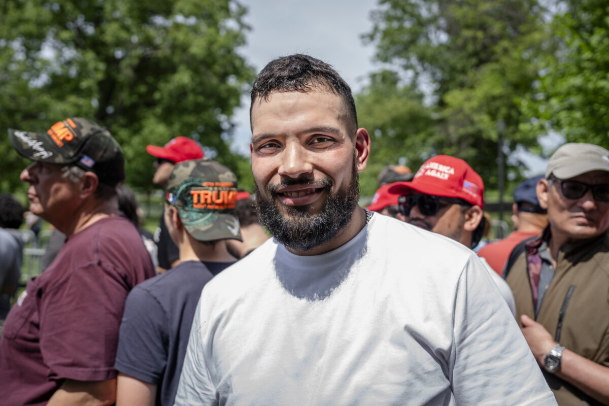 Anh Henry Casanova, 29 tuổi, đến từ Bronx, trước một cuộc tập hợp với cựu Tổng thống Donald Trump ở South Bronx, thành phố New York hôm 23/05/2024. (Ảnh: Samira Bouaou/The Epoch Times)