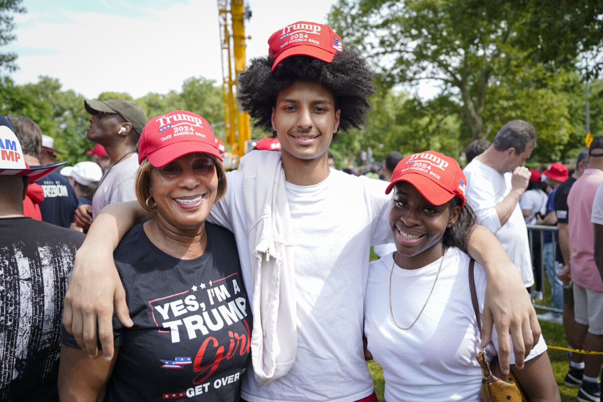 Bà Erica Deavor (trái), 60 tuổi, trước một cuộc tập hợp với cựu Tổng thống Donald Trump ở South Bronx, thành phố New York, hôm 23/05/2024. (Ảnh: Samira Bouaou/The Epoch Times)