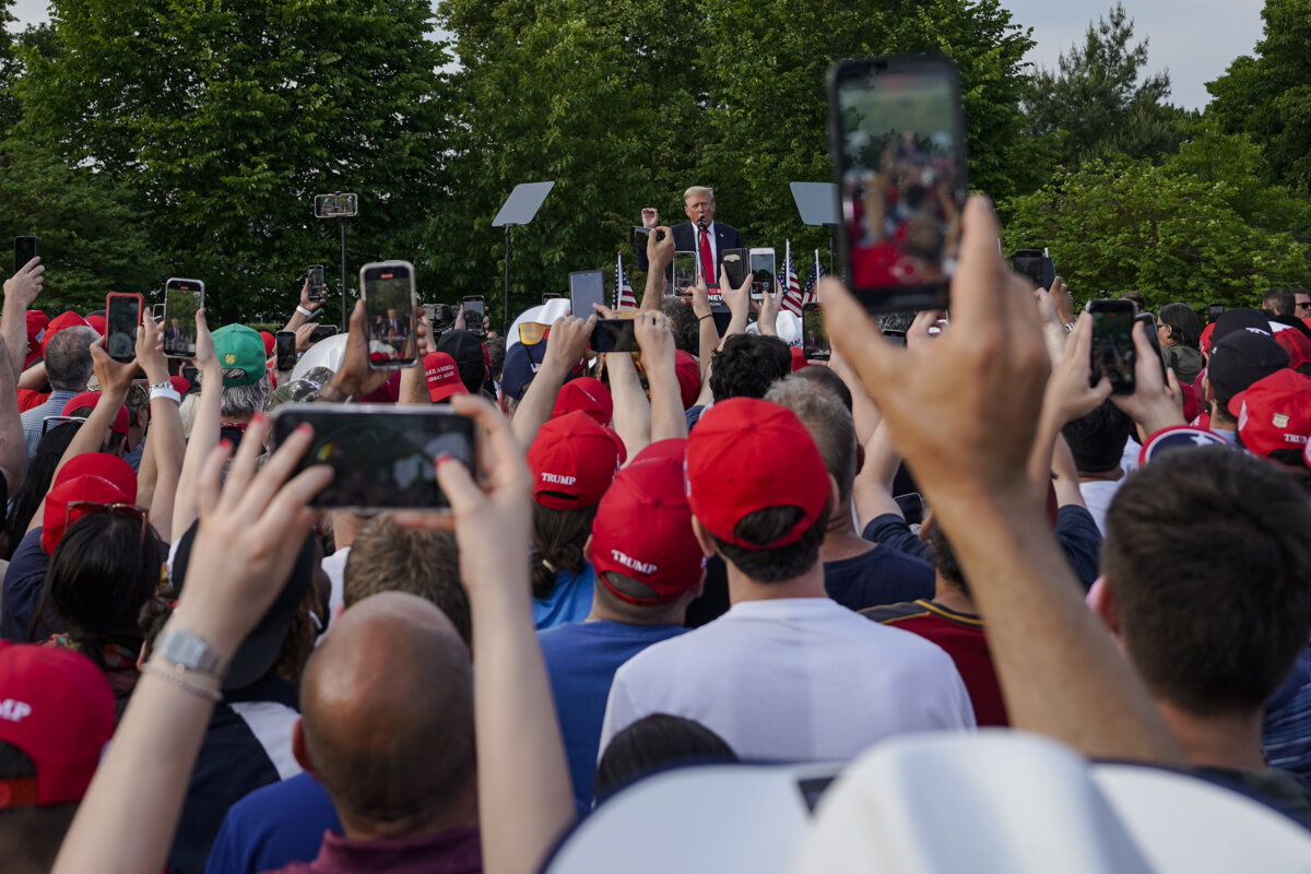 Những người tham dự cuộc tập hợp với cựu Tổng thống Donald Trump ở South Bronx, thành phố New York, hôm 23/05/2024. (Ảnh: Samira Bouaou/The Epoch Times)