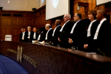 Thẩm phán Nawaf Salam, chánh án Tòa án Công lý Quốc tế (ICJ), đang chủ trì ICJ trong một phiên tòa ra phán quyết về việc Nam Phi yêu cầu ra lệnh dừng cuộc tấn công Rafah của Israel ở Gaza trong một vụ kiện lớn hơn do Nam Phi trình lên Tòa án có trụ sở tại La Haye này cáo buộc Israel diệt chủng, ở La Haye, Hà Lan, hôm 24/05/2024. (Ảnh: Johanna Geron/Reuters)