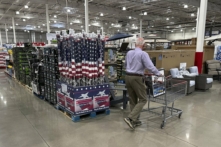 Một người mua sắm di chuyển qua một quầy trưng bày các mặt hàng trong một cửa hàng Costco ở Sheridan, Colorado, hôm 18/05/2024. (Ảnh: David Zalubowski/AP Photo)