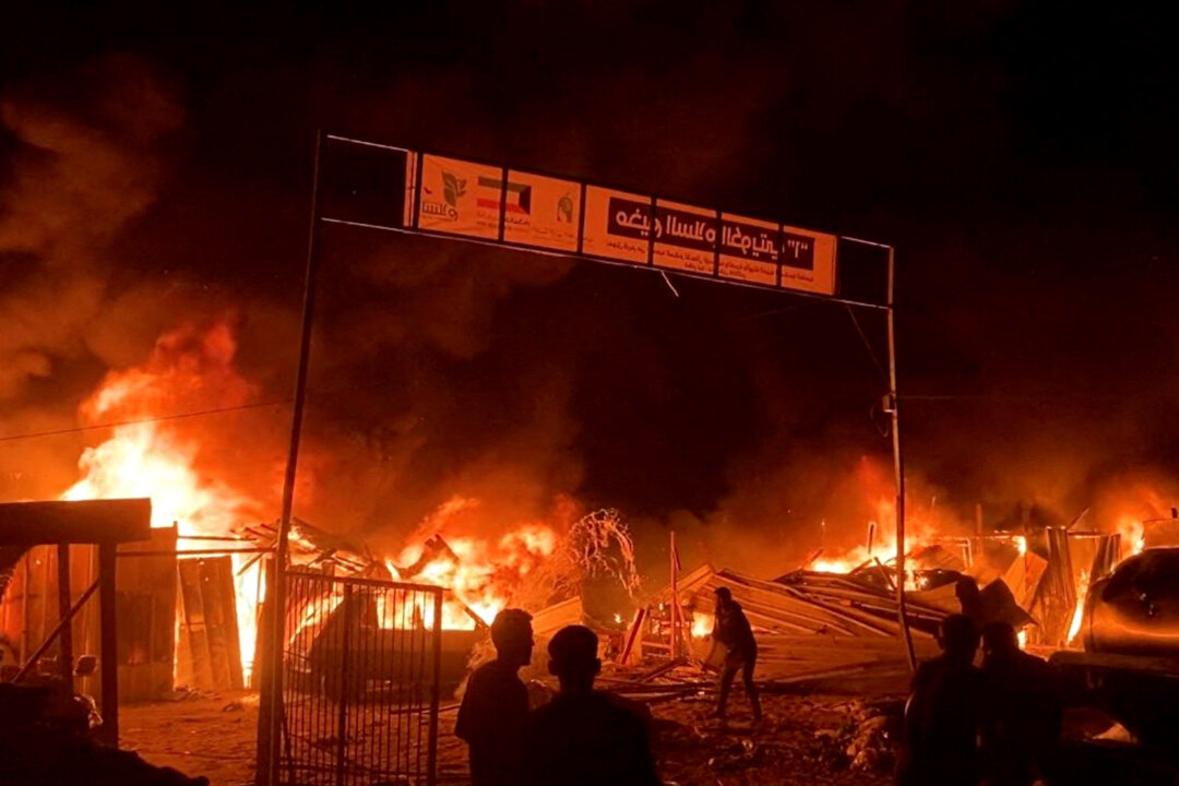 Hỏa hoạn dữ dội sau cuộc tấn công của Israel tại Rafah ở phía Nam dải Gaza, theo hình ảnh trích xuất trong một đoạn video, hôm 26/05/2024 (Ảnh: Reuters TV qua Reuters)