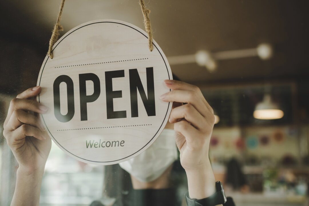 Có rất nhiều cơ hội cho các doanh nhân trẻ hiện nay vì những người thuộc thế hệ bùng nổ dân số đi trước họ đang bán lại các doanh nghiệp của mình. (Ảnh: Shutterstock)