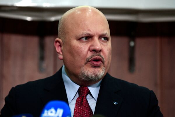Công tố viên Tòa án Hình sự Quốc tế Karim Khan nói chuyện với các phóng viên ở Khartoum, Sudan trong một bức ảnh hồ sơ. (Ảnh: Ebrahim Hamid/AFP qua Getty Images)