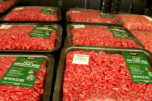 Ảnh chụp thịt bò nạc xay được bán ở Walmart tại California. (Ảnh: Robyn Beck/AFP/GettyImages)