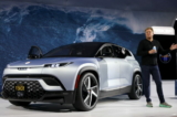 Giám đốc điều hành Fisker Henrik Fisker ra mắt mẫu xe Fisker Ocean trong Triển lãm Xe hơi LA 2021 ở Los Angeles, California, ngày 17/11/2021. (Ảnh: Mike Blake/Reuters)