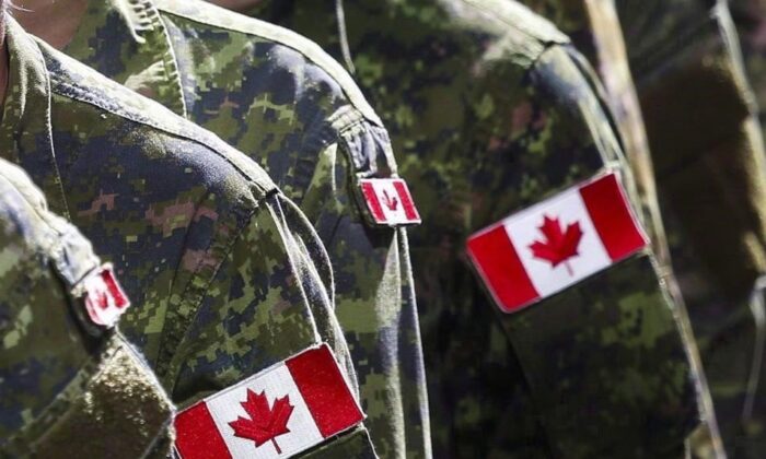 Các thành viên của Lực lượng Vũ trang Canada hành quân trong một bức ảnh tư liệu. (Ảnh: Jeff McIntosh/The Canadian Press)