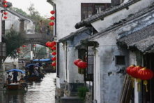 Ở bên bờ nước, cuộc sống của ông có nhiều thay đổi. (Ảnh: China Photos/Getty Images)
