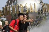 Du khách Trung Quốc tại Universal Studios, ở Los Angeles, Hoa Kỳ. (Ảnh: Robyn Beck/AFP/Getty Images)
