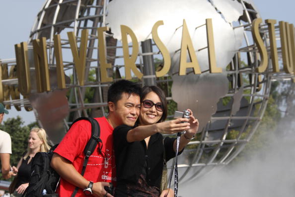 Du khách Trung Quốc tại Universal Studios, ở Los Angeles, Hoa Kỳ. (Ảnh: Robyn Beck/AFP/Getty Images)