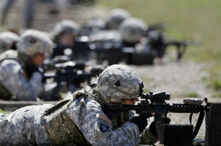 Các thượng nghị sỹ cân nhắc về đề xướng yêu cầu phụ nữ ghi danh quân dịch