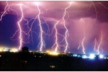 Hơn 400 cú sét giáng xuống miền Bắc trong 10 phút