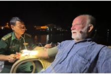 Ngư dân Quảng Ngãi lai dắt thuyền buồm, đưa ông lão người Mỹ vào bờ