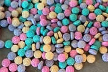 Những viên thuốc oxycodone M30 giả có màu sắc sặc sỡ. (Ảnh: Được đăng dưới sự cho phép của Cơ quan Phòng chống Ma túy Hoa Kỳ)