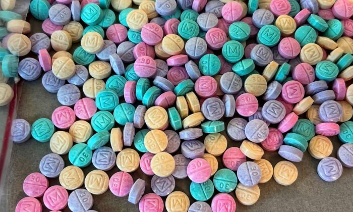 Những viên thuốc oxycodone M30 giả có màu sắc sặc sỡ. (Ảnh: Được đăng dưới sự cho phép của Cơ quan Phòng chống Ma túy Hoa Kỳ)