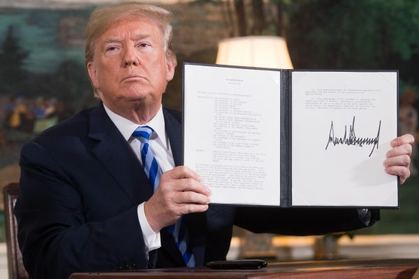 Cựu Tổng thống Hoa Kỳ Donald Trump tuyên bố Hoa Kỳ rút khỏi thỏa thuận quốc tế về chương trình hạt nhân của Iran và tái áp đặt các chế tài trừng phạt đối với Iran tại Tòa Bạch Ốc vào ngày 08/05/2018. (Ảnh: Saul Loeb/AFP)