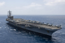 Hàng không mẫu hạm USS Dwight D. Eisenhower (CVN 69) đi qua biển Ả Rập, ngày 12/06/2020. (Ảnh của Hải quân Hoa Kỳ do Hạ sĩ nhất Truyền thông Đại chúng Aaron Bewkes chụp)