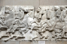 Các phần của tác phẩm đá cẩm thạch Elgin Marbles được trưng bày tại Bảo tàng Anh ở London vào ngày 22/11/2018. (Ảnh: Dan Kitwood/Getty Images)