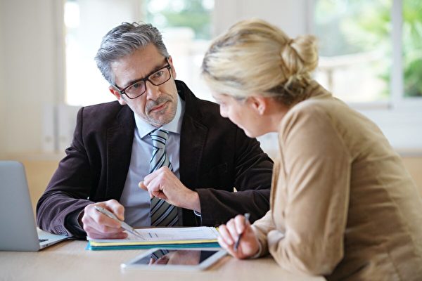 Chuyên gia tài chính cho biết với những người đang thất vọng về tình hình tài chính của mình,  có 5 dấu hiệu cho thấy quý vị quản lý tiền bạc tốt hơn những gì quý vị nghĩ. (Ảnh: Shutterstock)