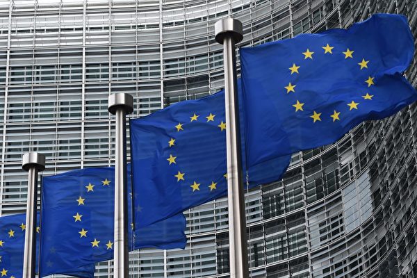 Cờ Liên minh Âu Châu tung bay trước tòa nhà của Ủy ban Âu Châu ở Brussels, Bỉ. (Ảnh: Emmanuel Dunand/AFP qua Getty Images)