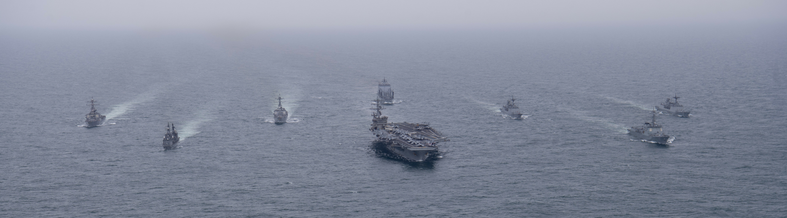 Hạm đội hàng không mẫu hạm Nimitz (CVN 68) của Hoa Kỳ cùng với chiến hạm của Nam Hàn và Nhật Bản tập trận trên biển Đông vào ngày 04/04/2023. (Ảnh: Hải quân Hoa Kỳ)