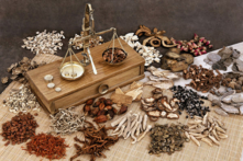 Thời Trung Quốc cổ đại, có rất nhiều thầy thuốc Trung y có y thuật kỳ diệu, chỉ cần đến gần, nhìn qua là đã biết rõ bệnh tình của người khác, và tùy bệnh bốc thuốc. (Ảnh: Fotolia)